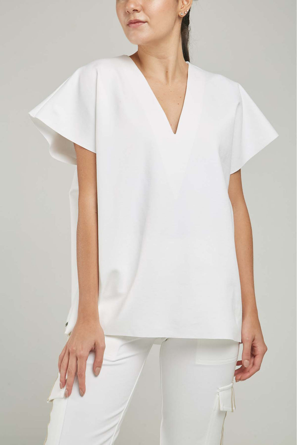 CAMISETA SIN RUEDO MANGA RODADA CUELLO V