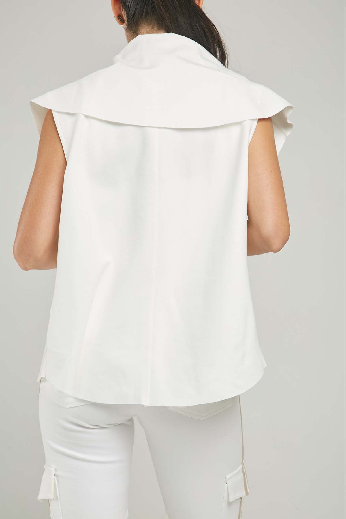 CHALECO ABIERTO CORTE ATRAS SOLAPA ANCHA