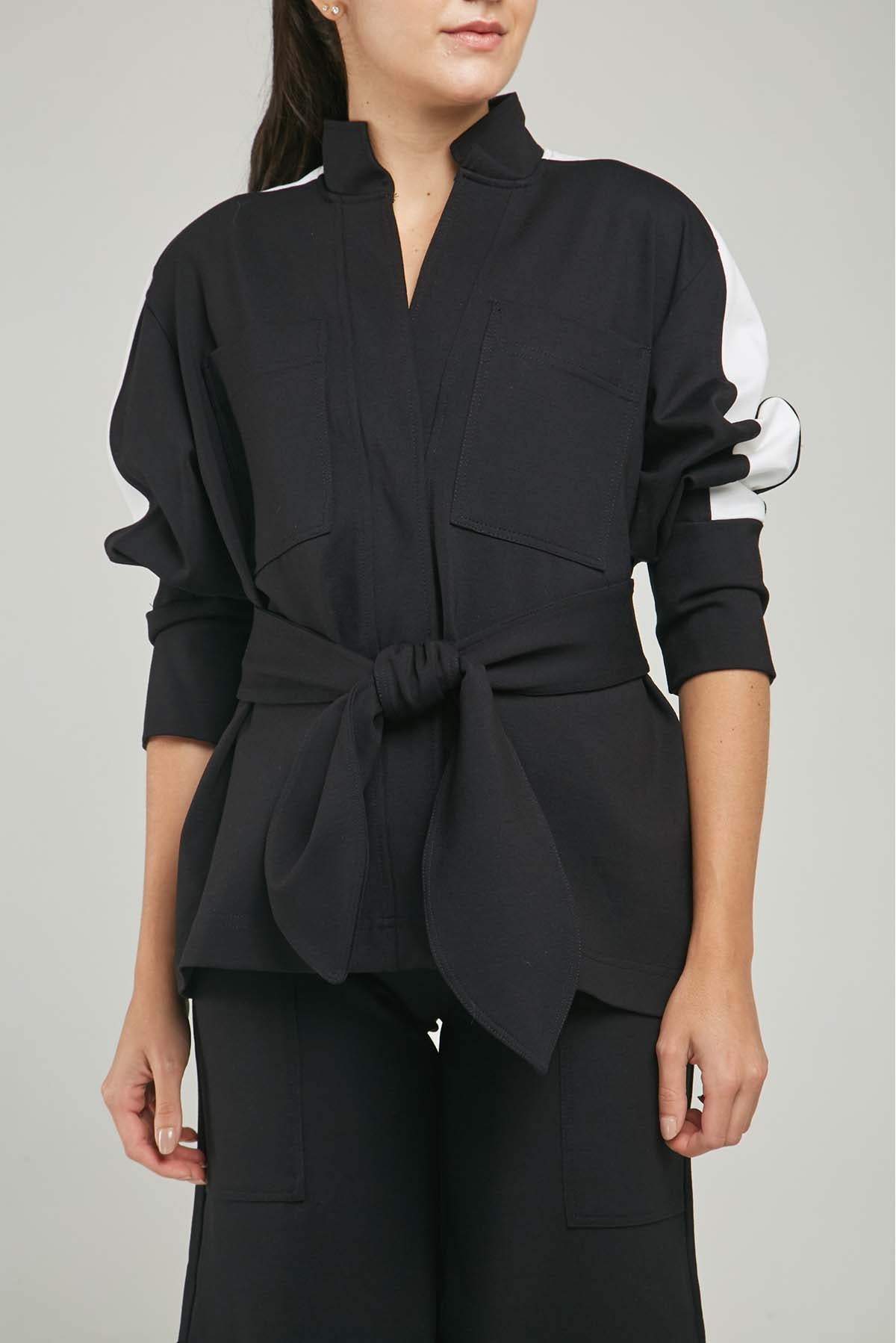 CHAQUETA BOLSILLOS  PERILLA ESCONDIDA  LISTA BLANCA  MANGA CINTURON