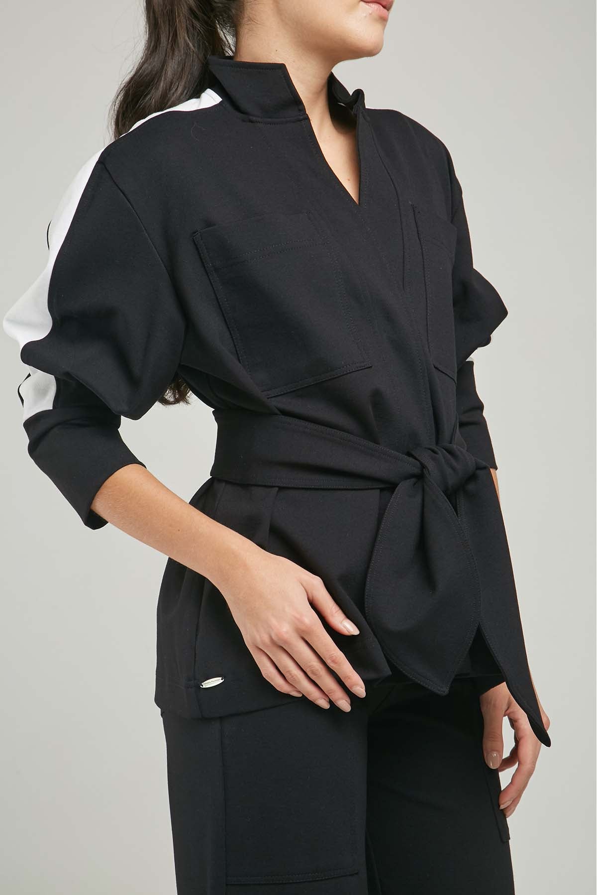 CHAQUETA BOLSILLOS  PERILLA ESCONDIDA  LISTA BLANCA  MANGA CINTURON