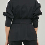 CHAQUETA BOLSILLOS  PERILLA ESCONDIDA  LISTA BLANCA  MANGA CINTURON
