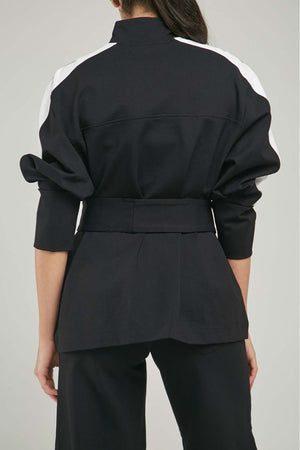 CHAQUETA BOLSILLOS  PERILLA ESCONDIDA  LISTA BLANCA  MANGA CINTURON