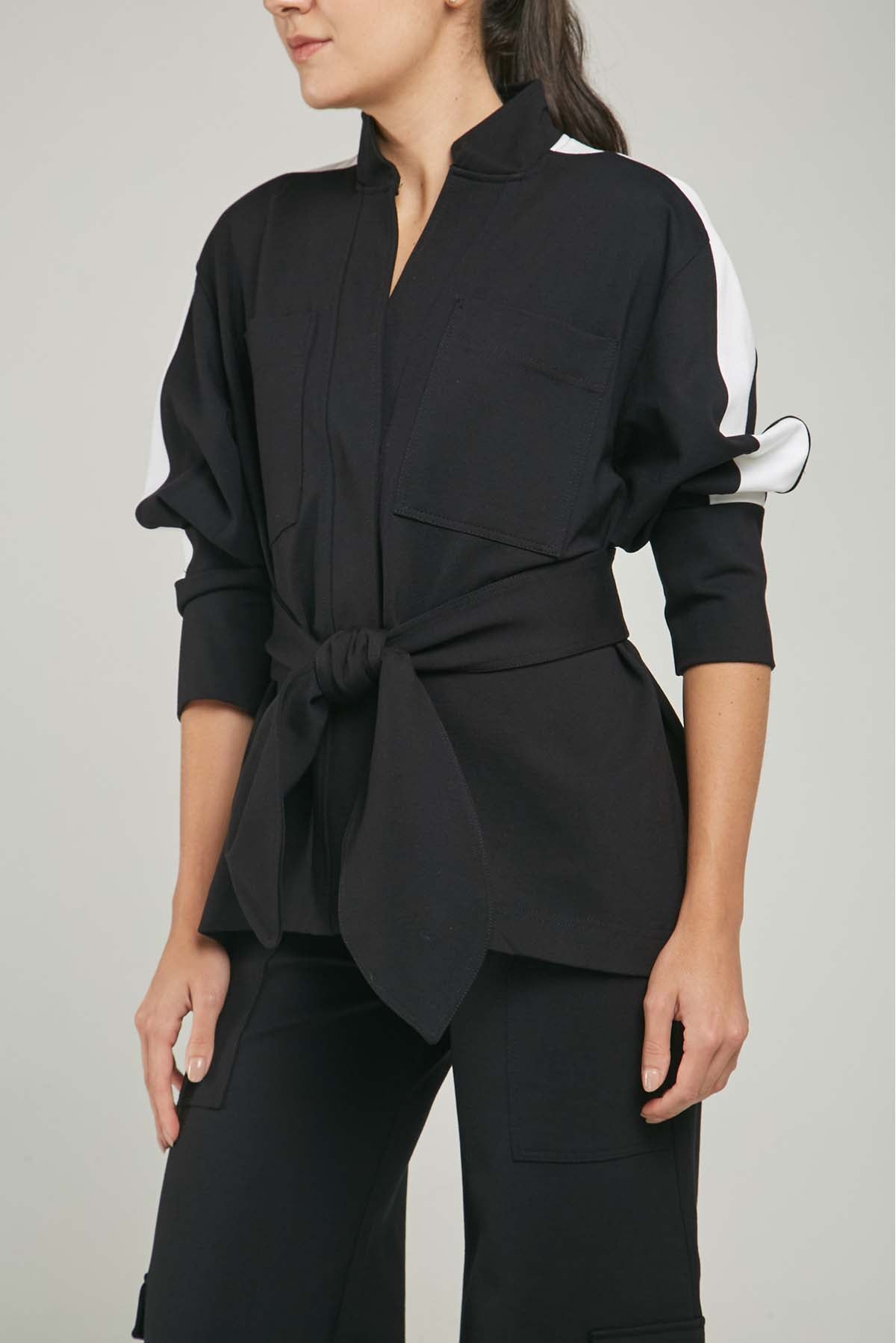 CHAQUETA BOLSILLOS  PERILLA ESCONDIDA  LISTA BLANCA  MANGA CINTURON