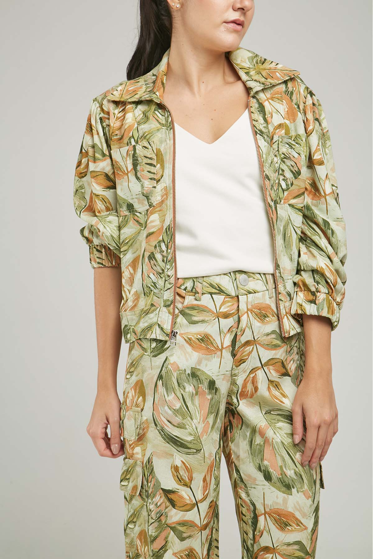 CHAQUETA ESTAMPADA HOJAS BOLSILLOS  RESORTE PUÑO
