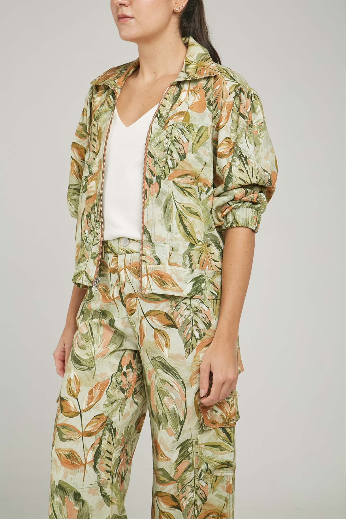CHAQUETA ESTAMPADA HOJAS BOLSILLOS  RESORTE PUÑO