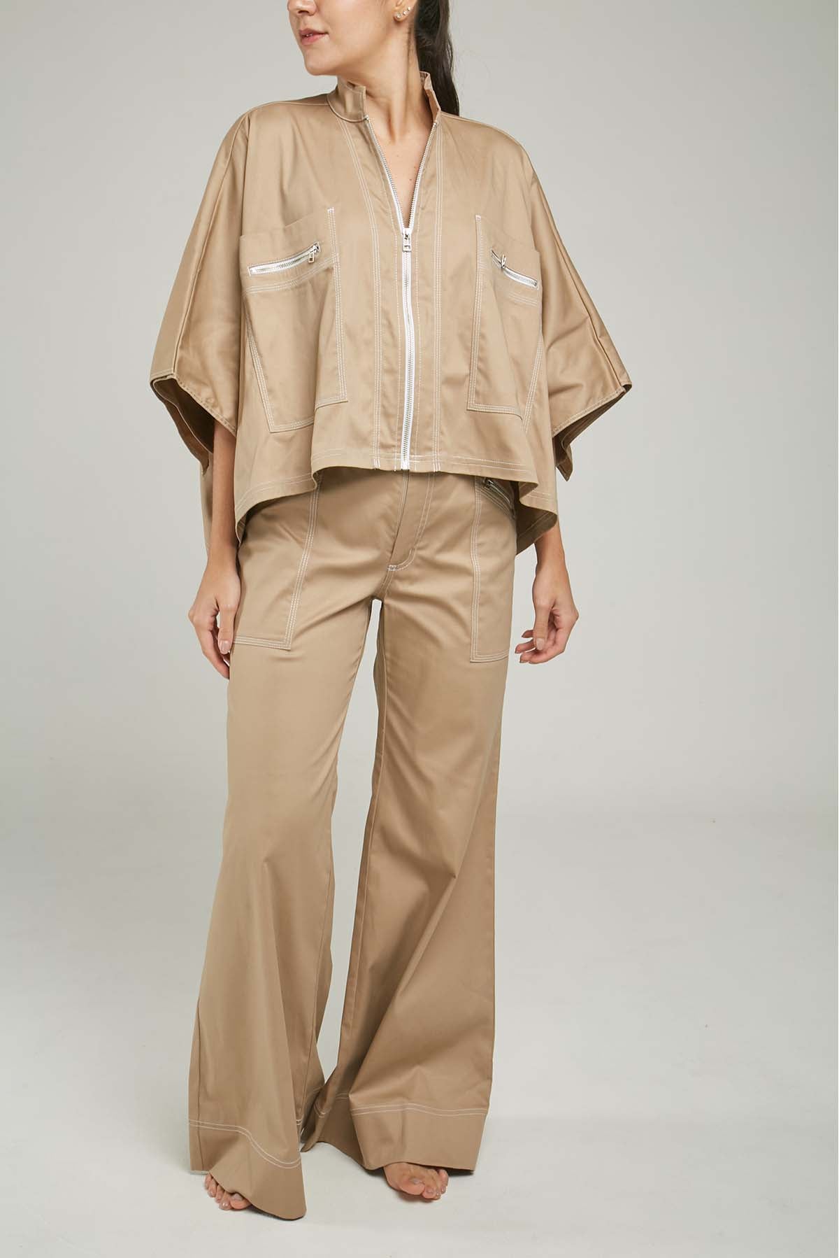 CAPA BOLSILLO CIERRE PESPUNTE PERILLA CIERRE SOLAPA ATRAS