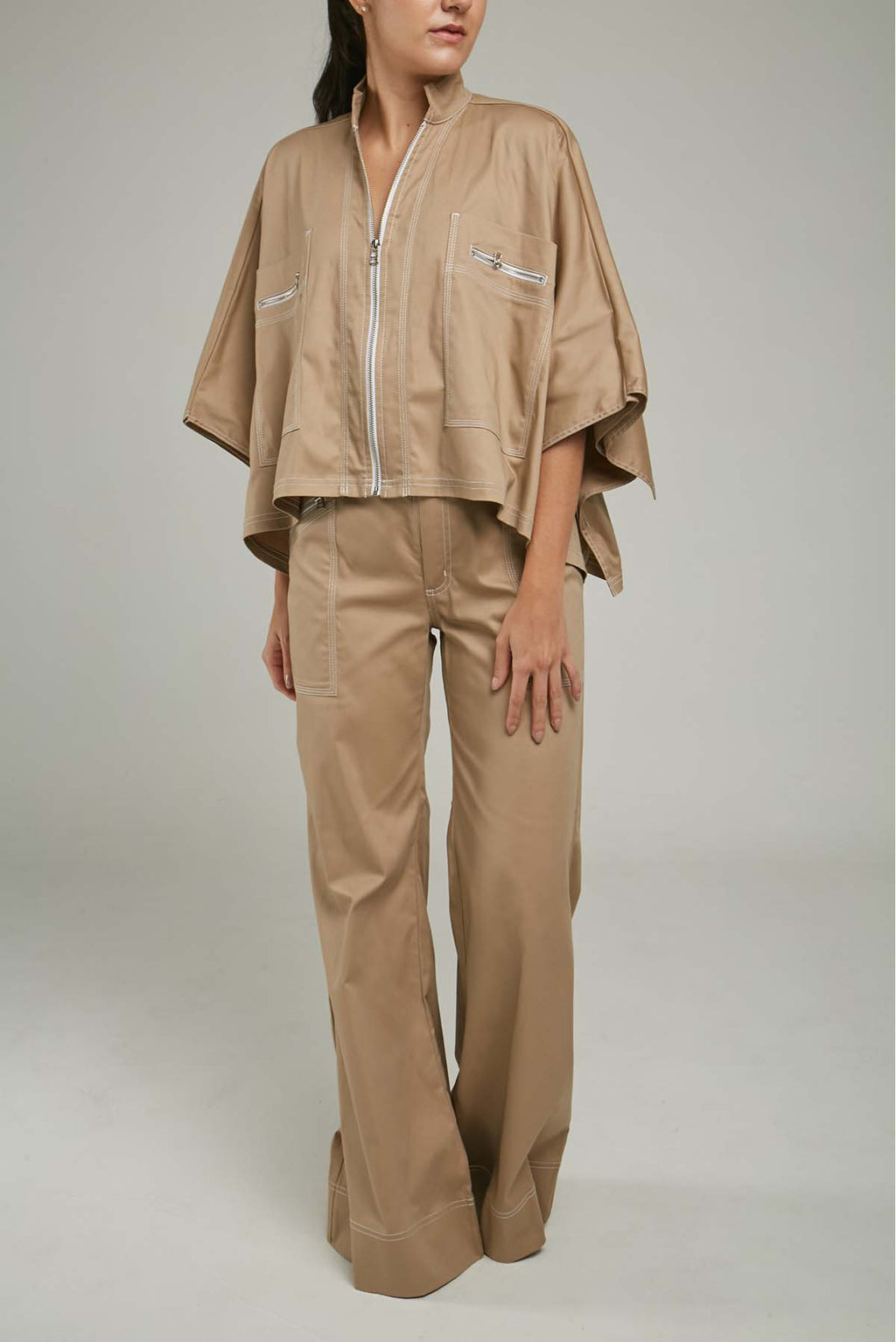 CAPA BOLSILLO CIERRE PESPUNTE PERILLA CIERRE SOLAPA ATRAS