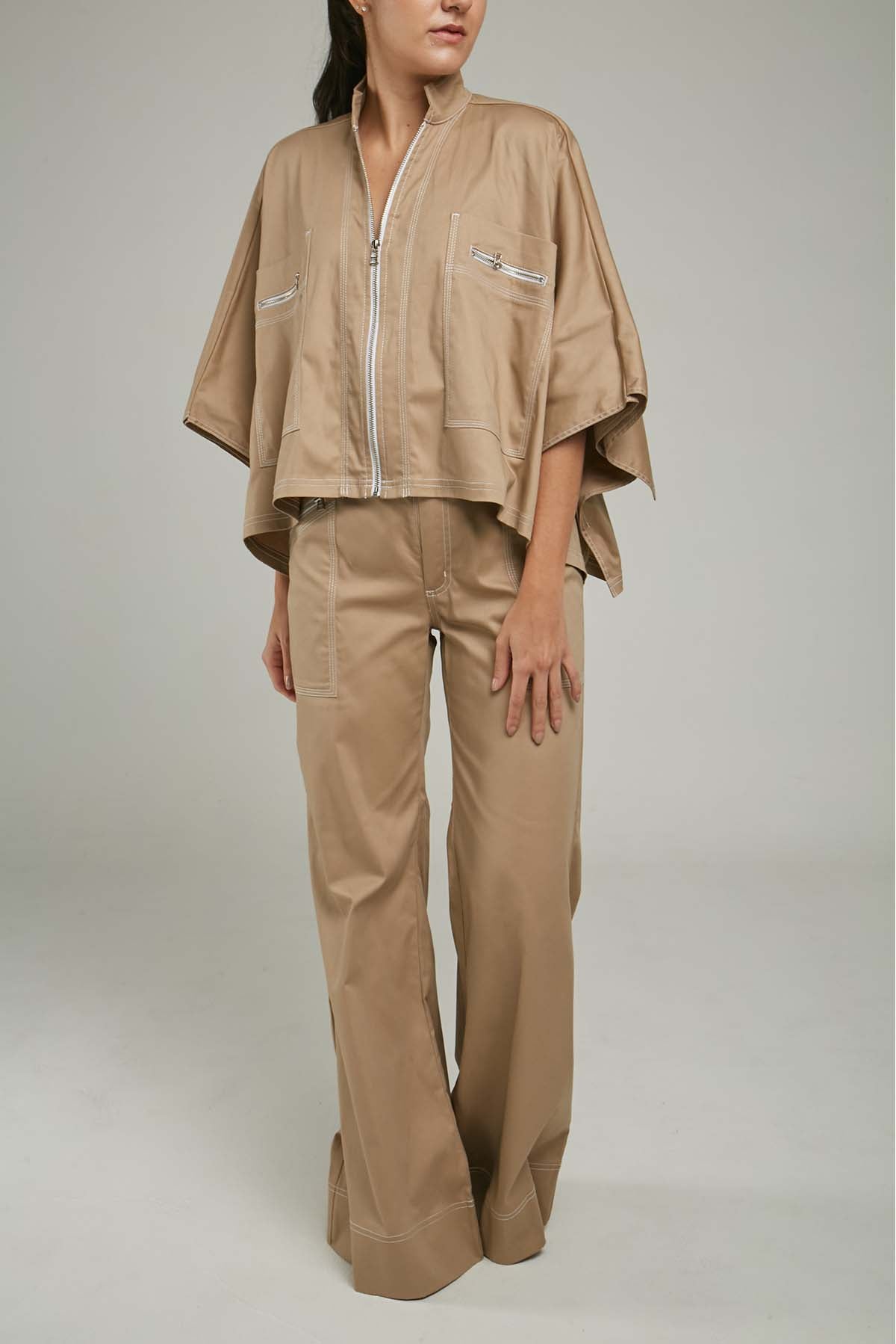 CAPA BOLSILLO CIERRE PESPUNTE PERILLA CIERRE SOLAPA ATRAS