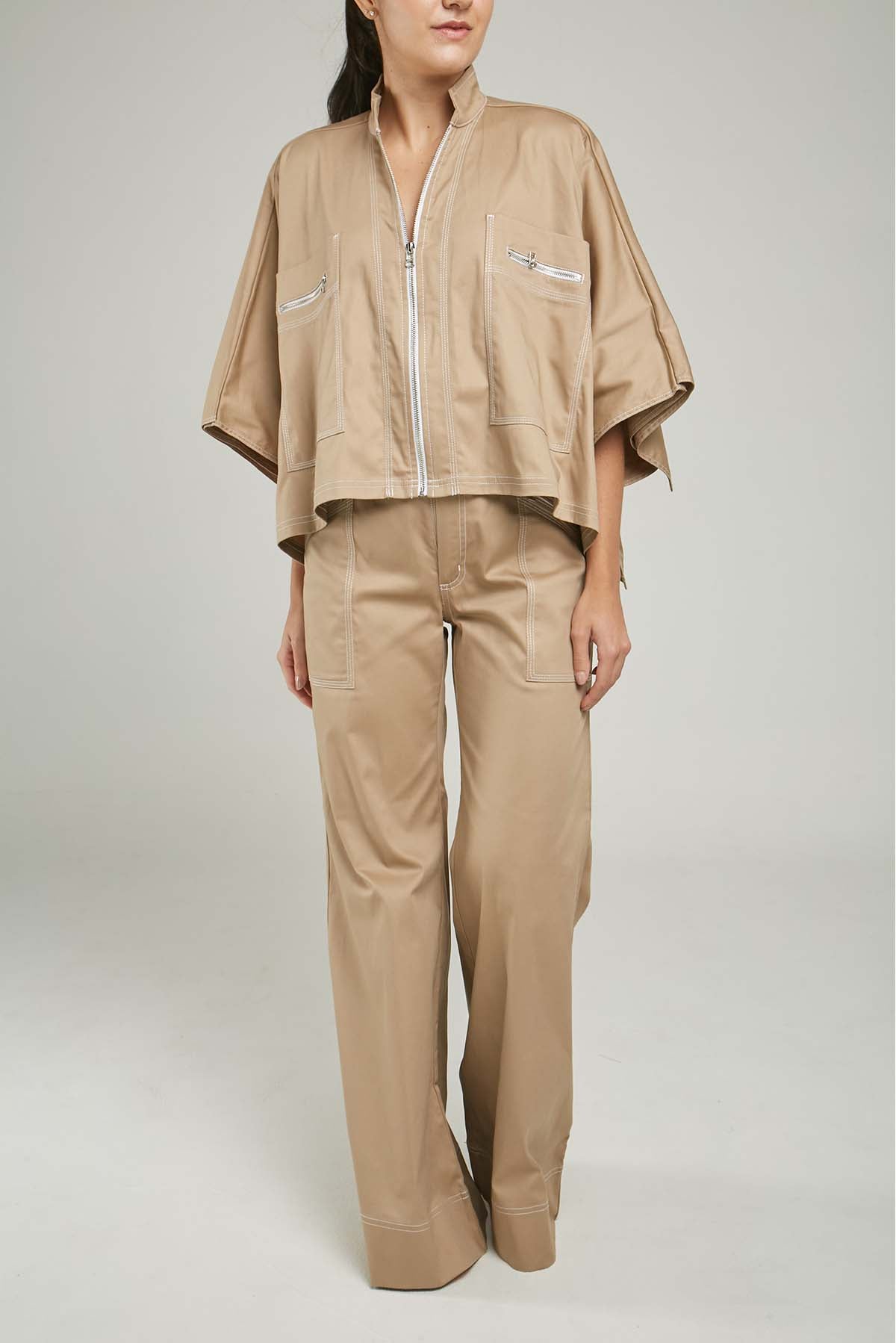 CAPA BOLSILLO CIERRE PESPUNTE PERILLA CIERRE SOLAPA ATRAS