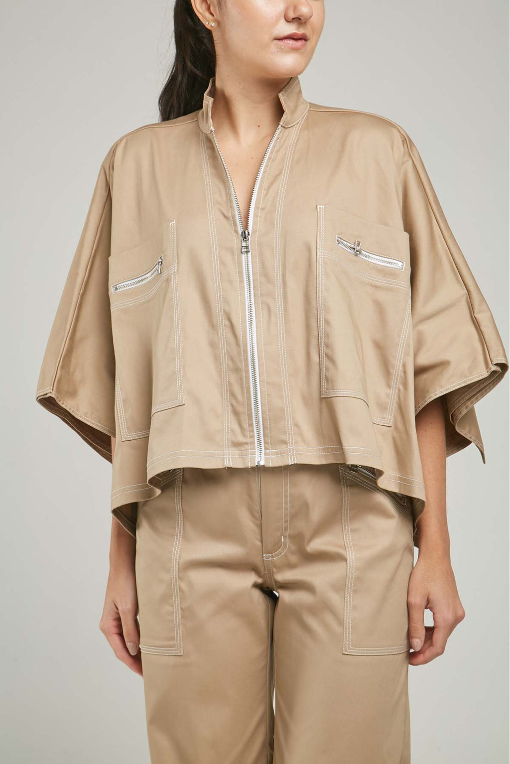 CAPA BOLSILLO CIERRE PESPUNTE PERILLA CIERRE SOLAPA ATRAS