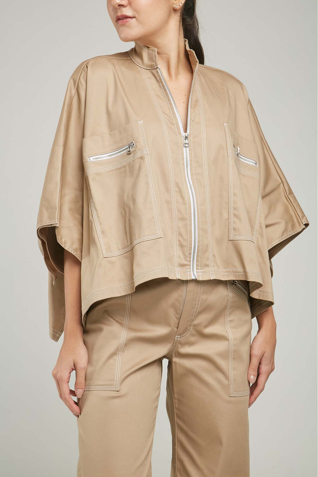 CAPA BOLSILLO CIERRE PESPUNTE PERILLA CIERRE SOLAPA ATRAS