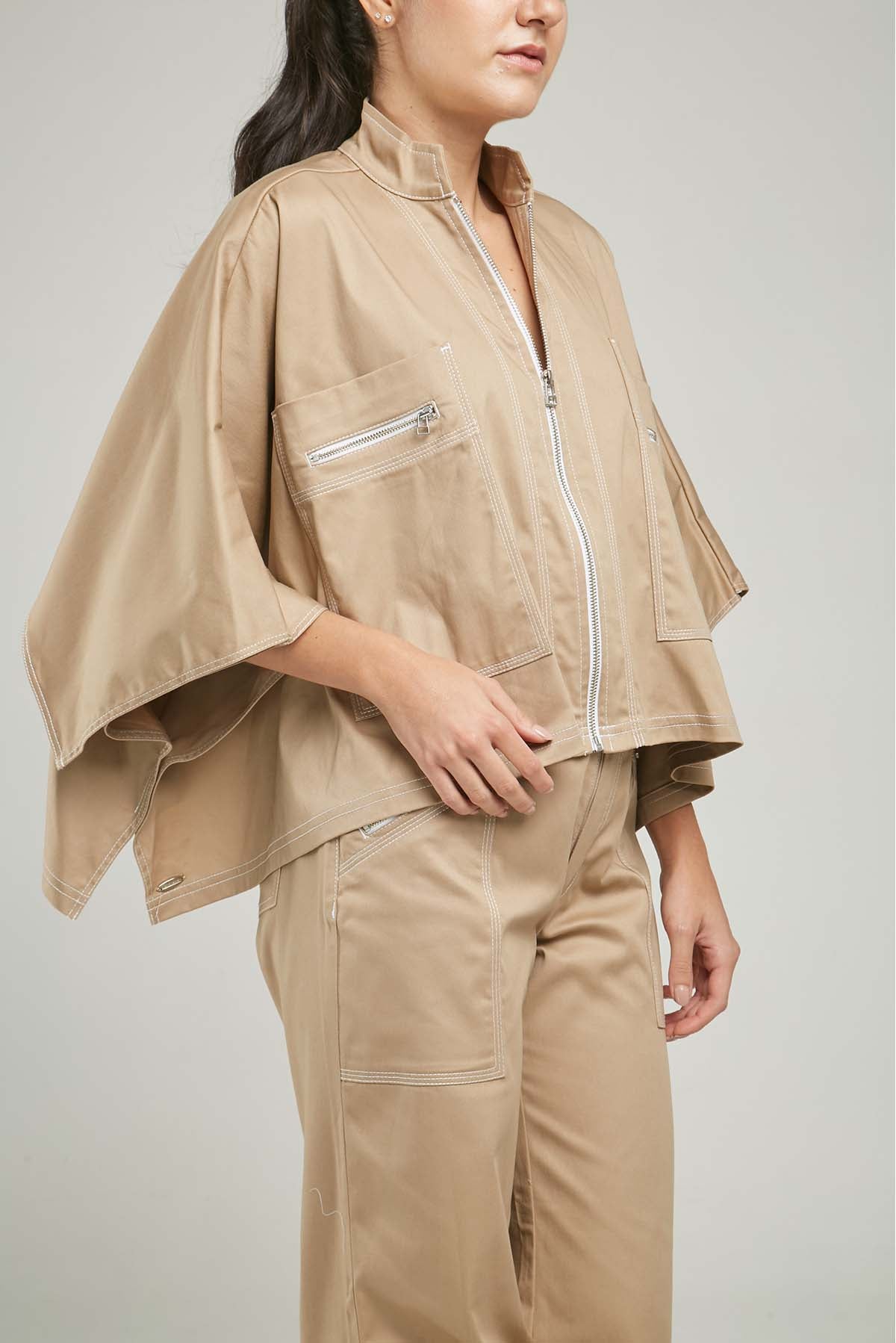 CAPA BOLSILLO CIERRE PESPUNTE PERILLA CIERRE SOLAPA ATRAS