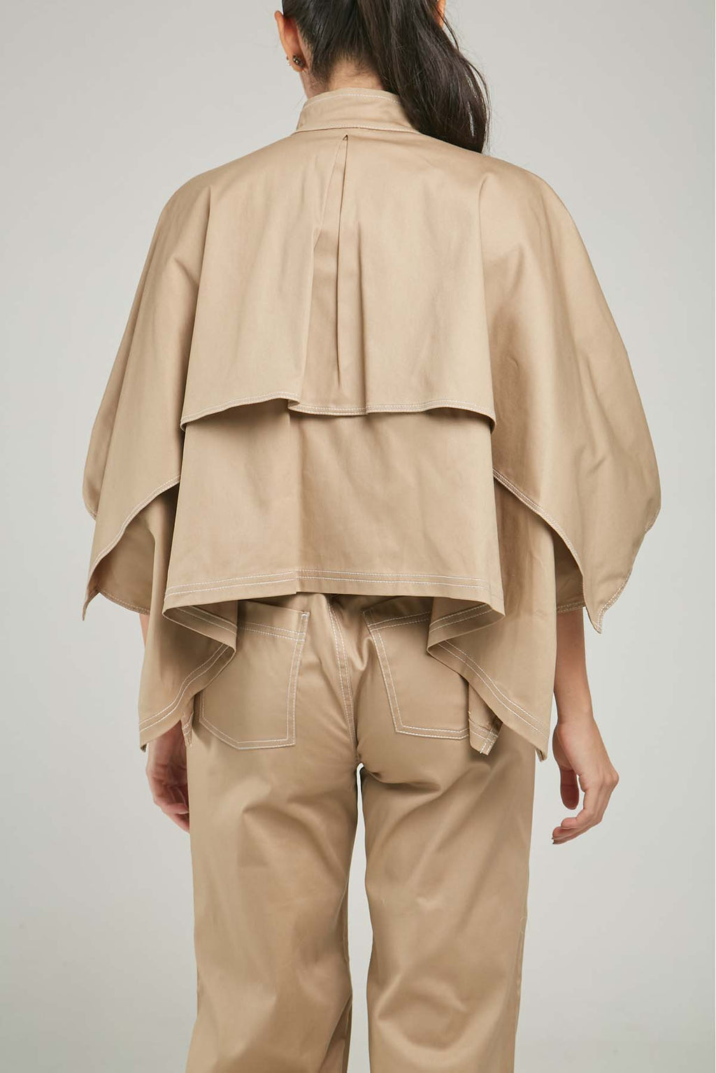 CAPA BOLSILLO CIERRE PESPUNTE PERILLA CIERRE SOLAPA ATRAS