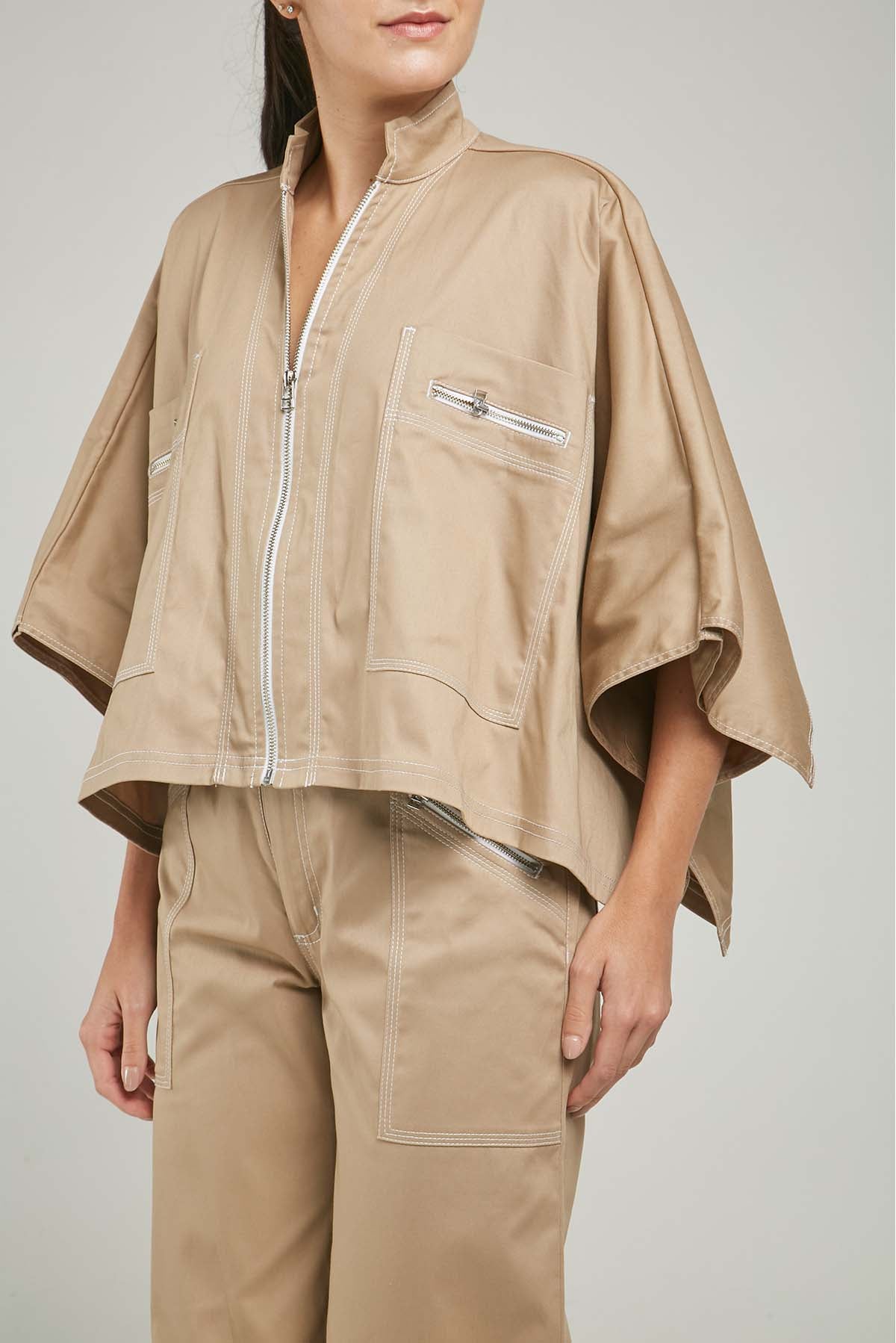 CAPA BOLSILLO CIERRE PESPUNTE PERILLA CIERRE SOLAPA ATRAS