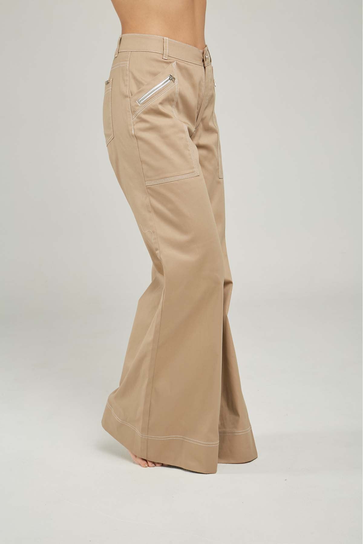 PANTALON BOLSILLO RECTANGULAR ADELANTE CIERRE PESESPUNTE BOTA/ANCHA