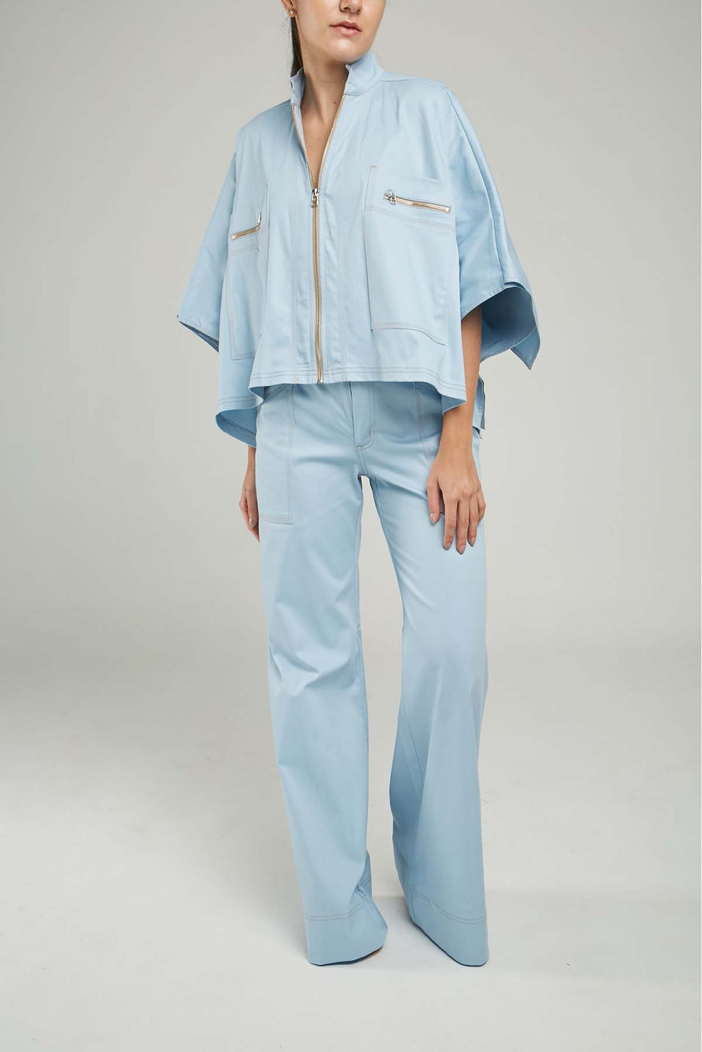 CAPA BOLSILLO CIERRE PESPUNTE PERILLA CIERRE SOLAPA ATRAS