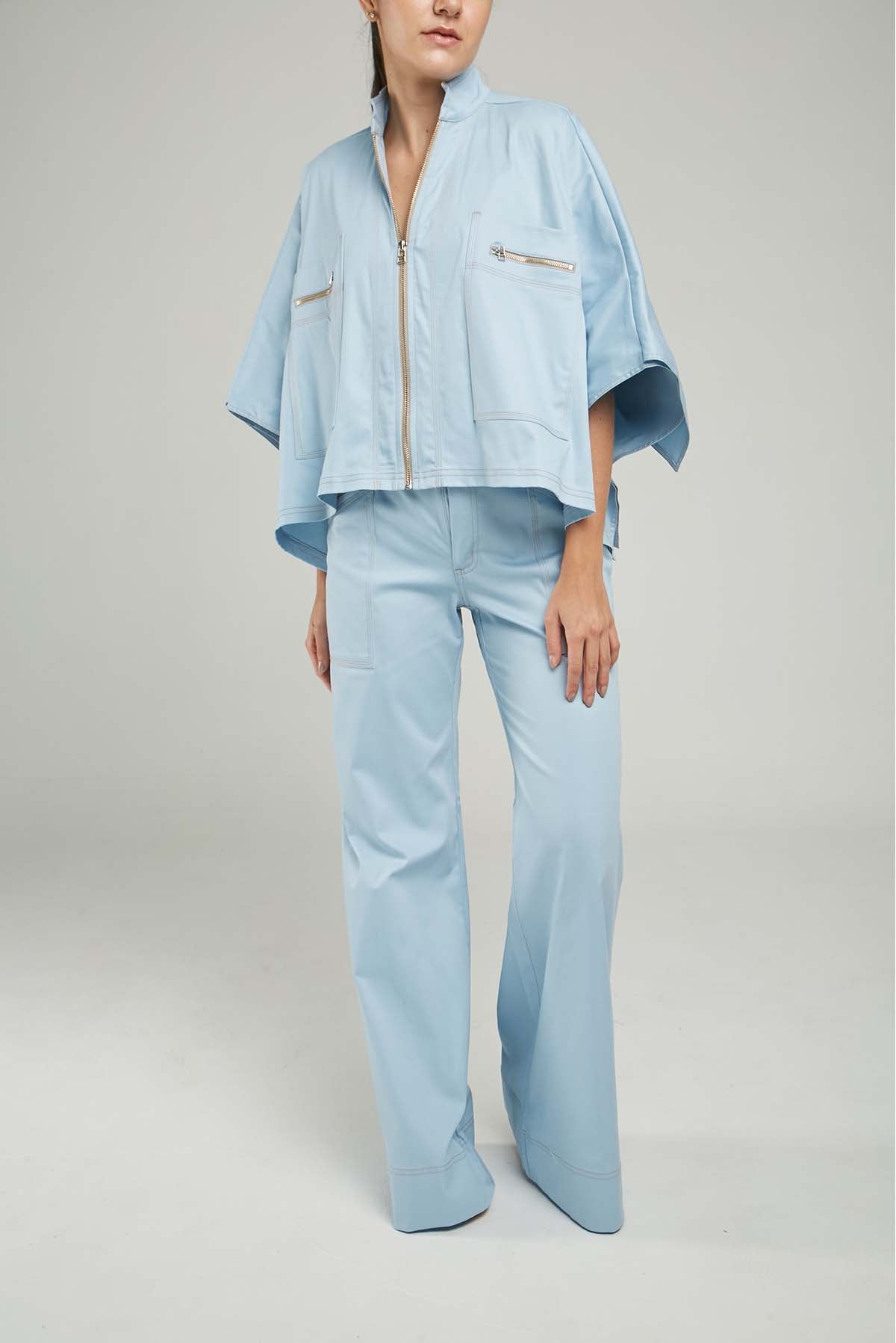 CAPA BOLSILLO CIERRE PESPUNTE PERILLA CIERRE SOLAPA ATRAS