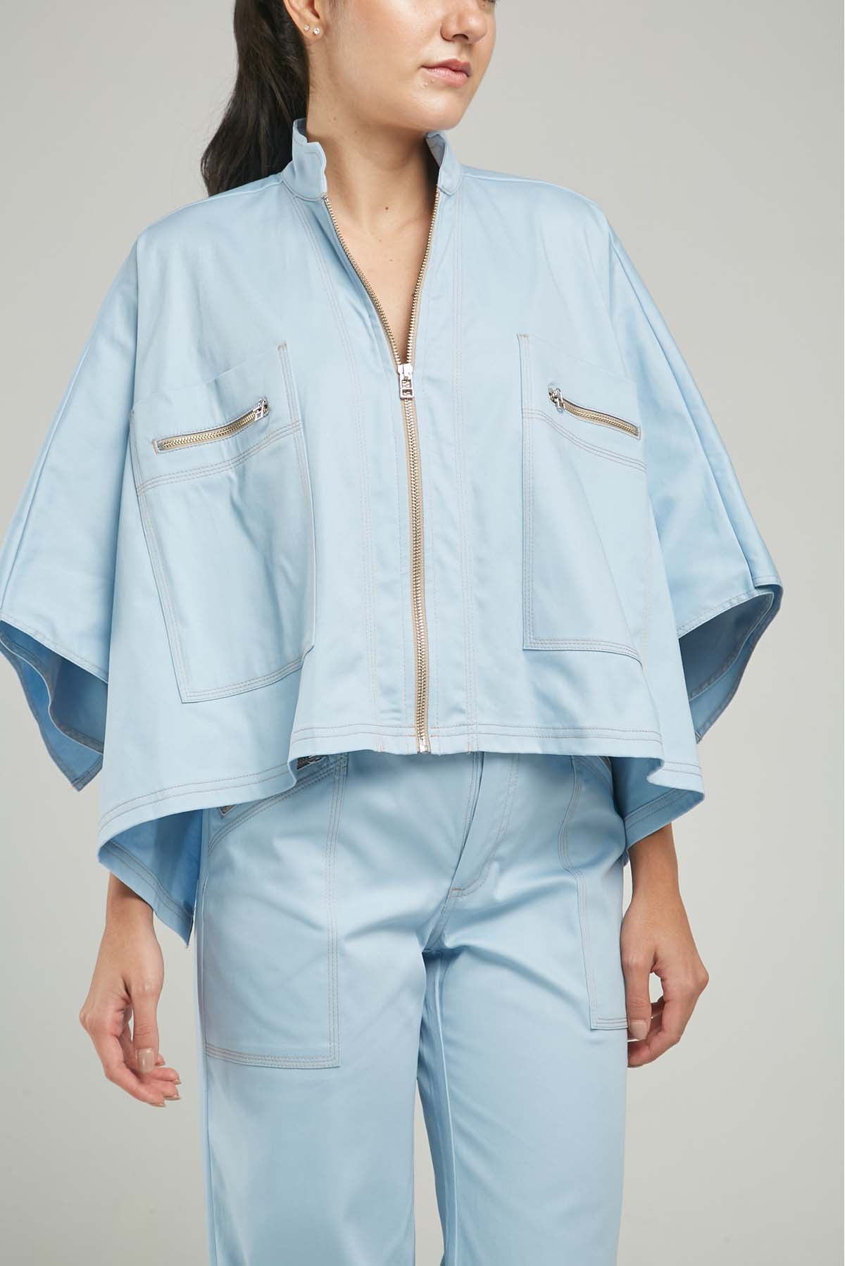 CAPA BOLSILLO CIERRE PESPUNTE PERILLA CIERRE SOLAPA ATRAS