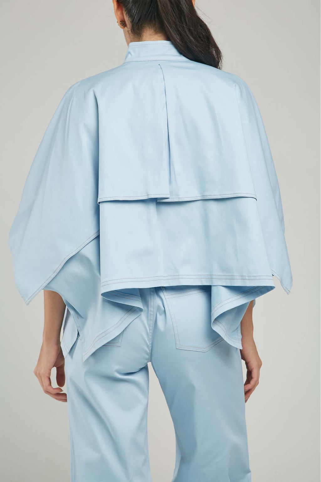 CAPA BOLSILLO CIERRE PESPUNTE PERILLA CIERRE SOLAPA ATRAS