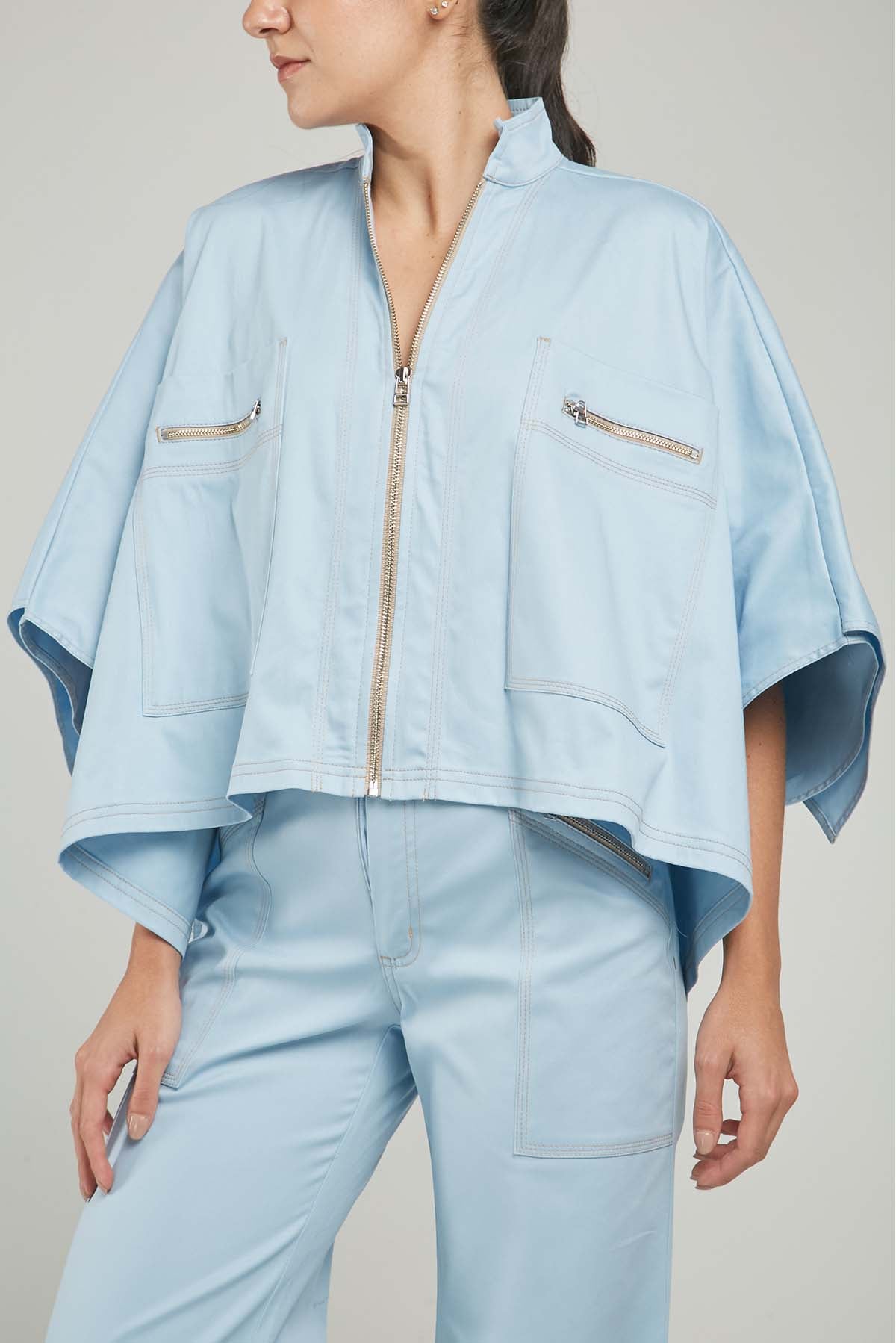 CAPA BOLSILLO CIERRE PESPUNTE PERILLA CIERRE SOLAPA ATRAS