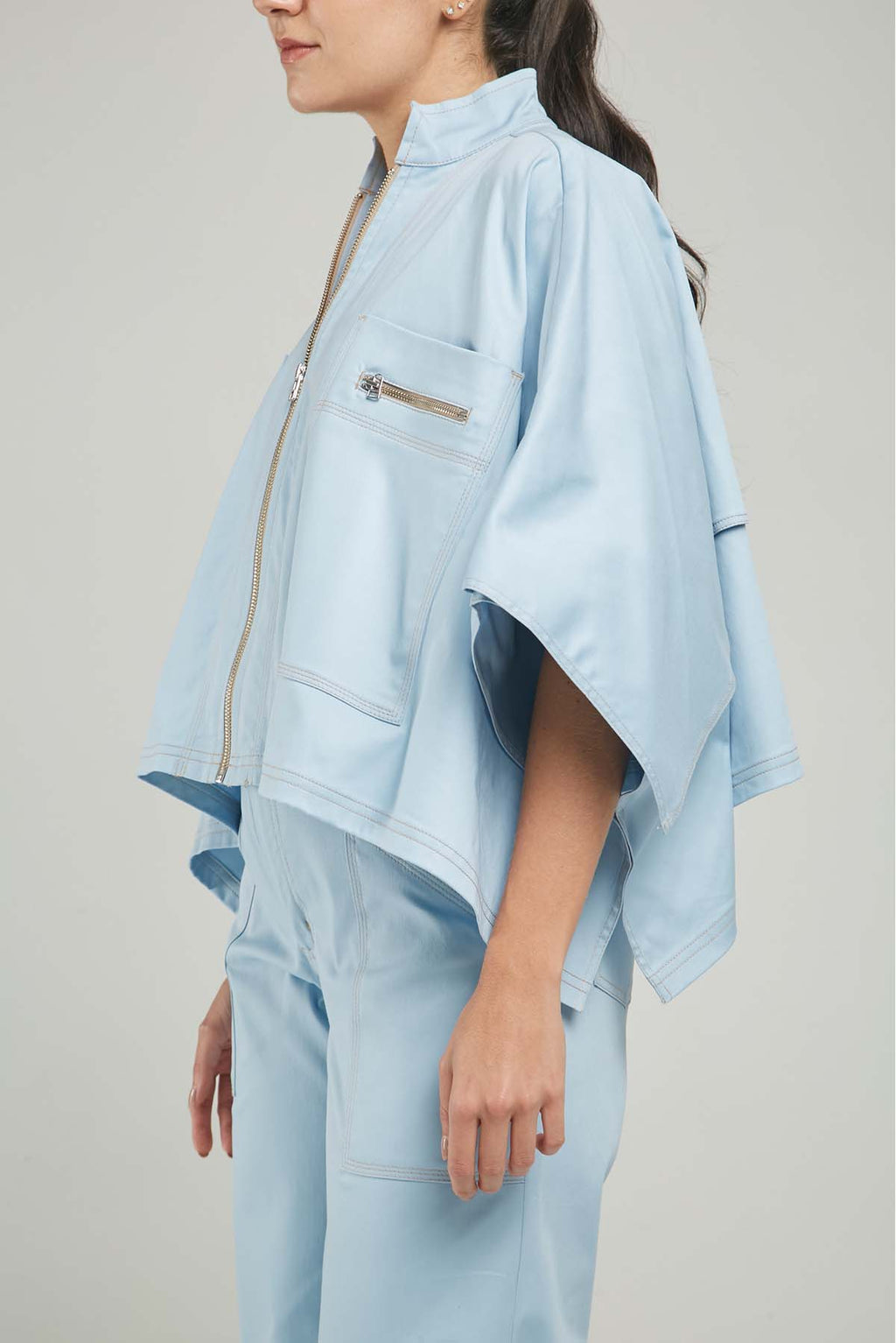 CAPA BOLSILLO CIERRE PESPUNTE PERILLA CIERRE SOLAPA ATRAS