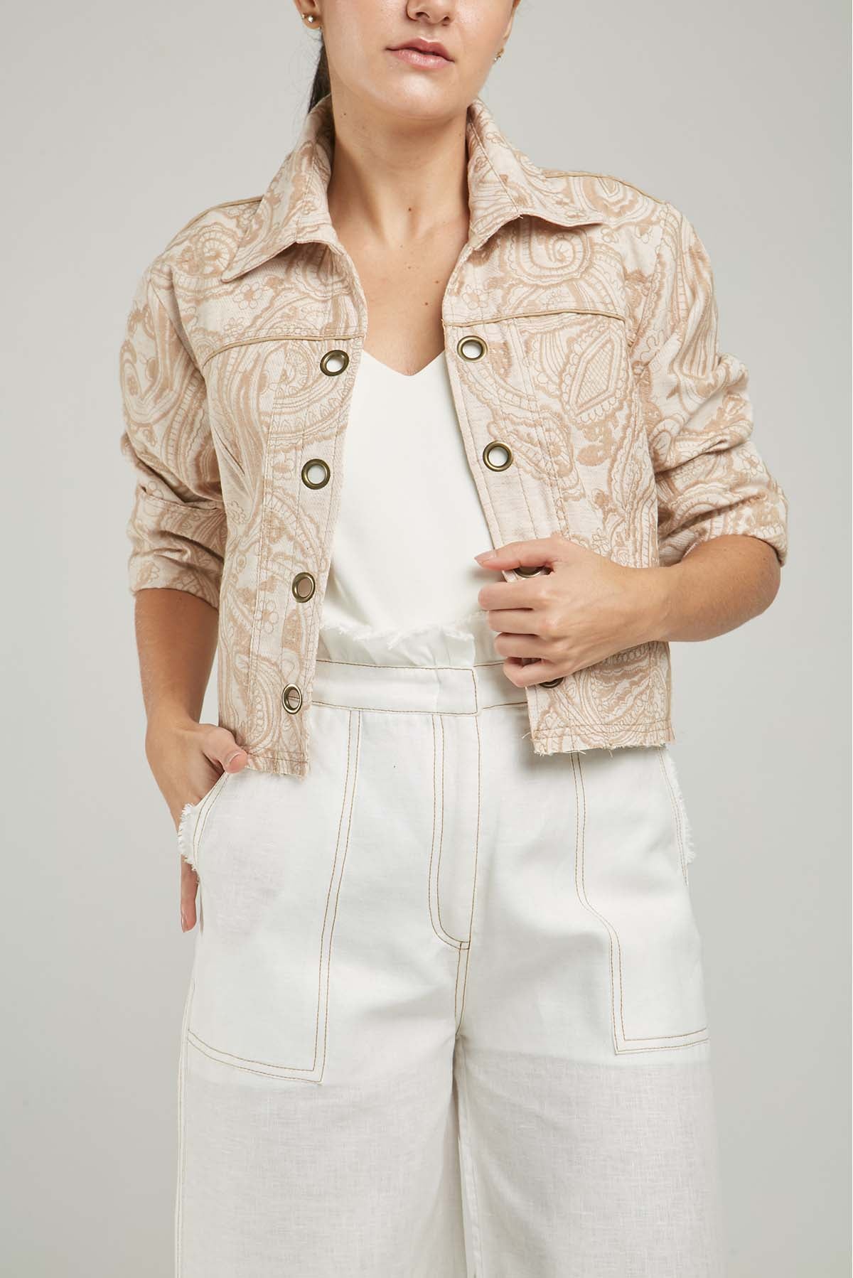 CHAQUETA GRABADA ABIERT PERILLA OJALETE C/CA