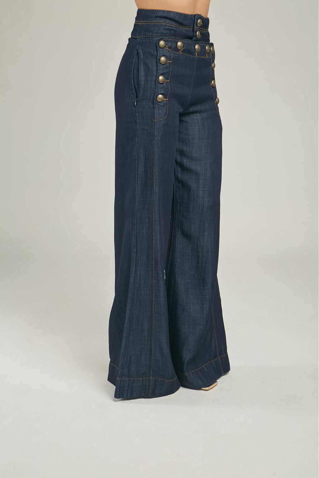 PANTALON TIPO JEAN BOTONES ADELANTE  BOTA ANCHA
