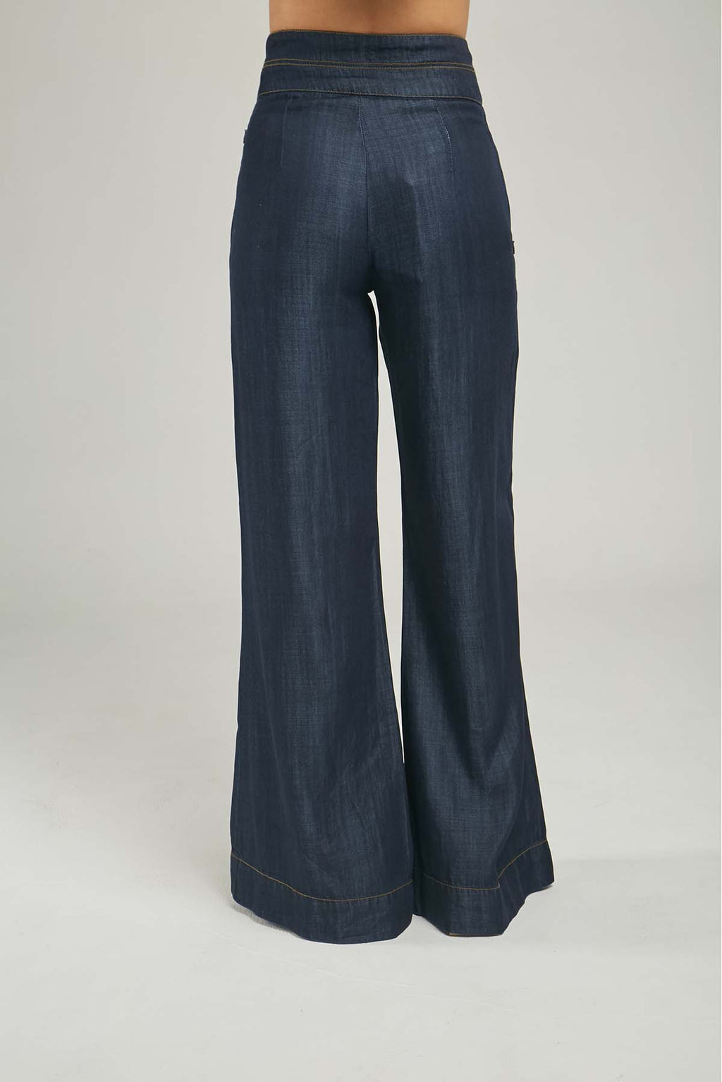 PANTALON TIPO JEAN BOTONES ADELANTE  BOTA ANCHA