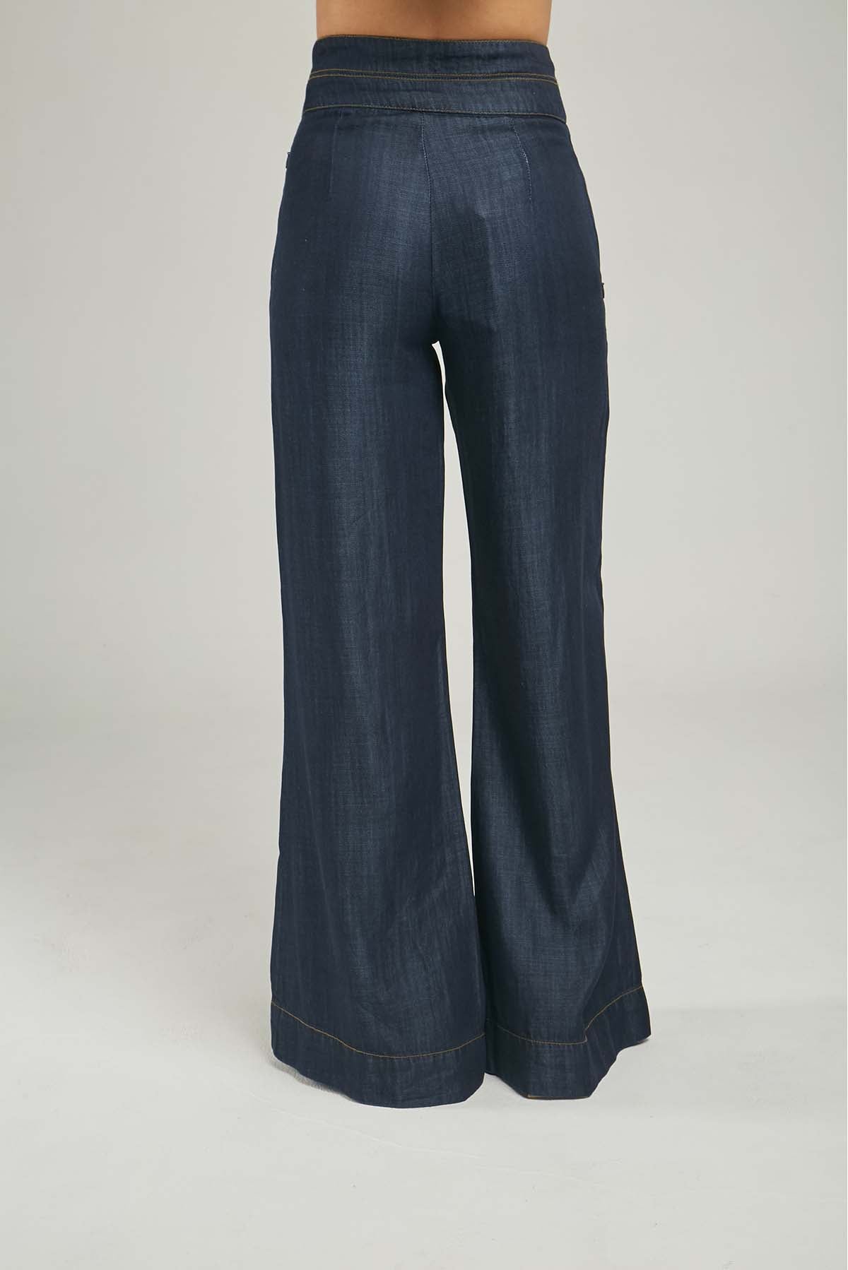 PANTALON TIPO JEAN BOTONES ADELANTE  BOTA ANCHA