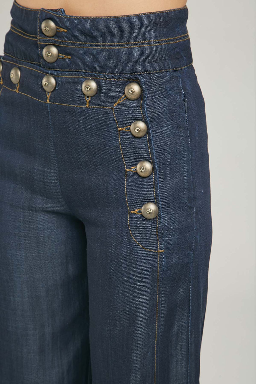 PANTALON TIPO JEAN BOTONES ADELANTE  BOTA ANCHA