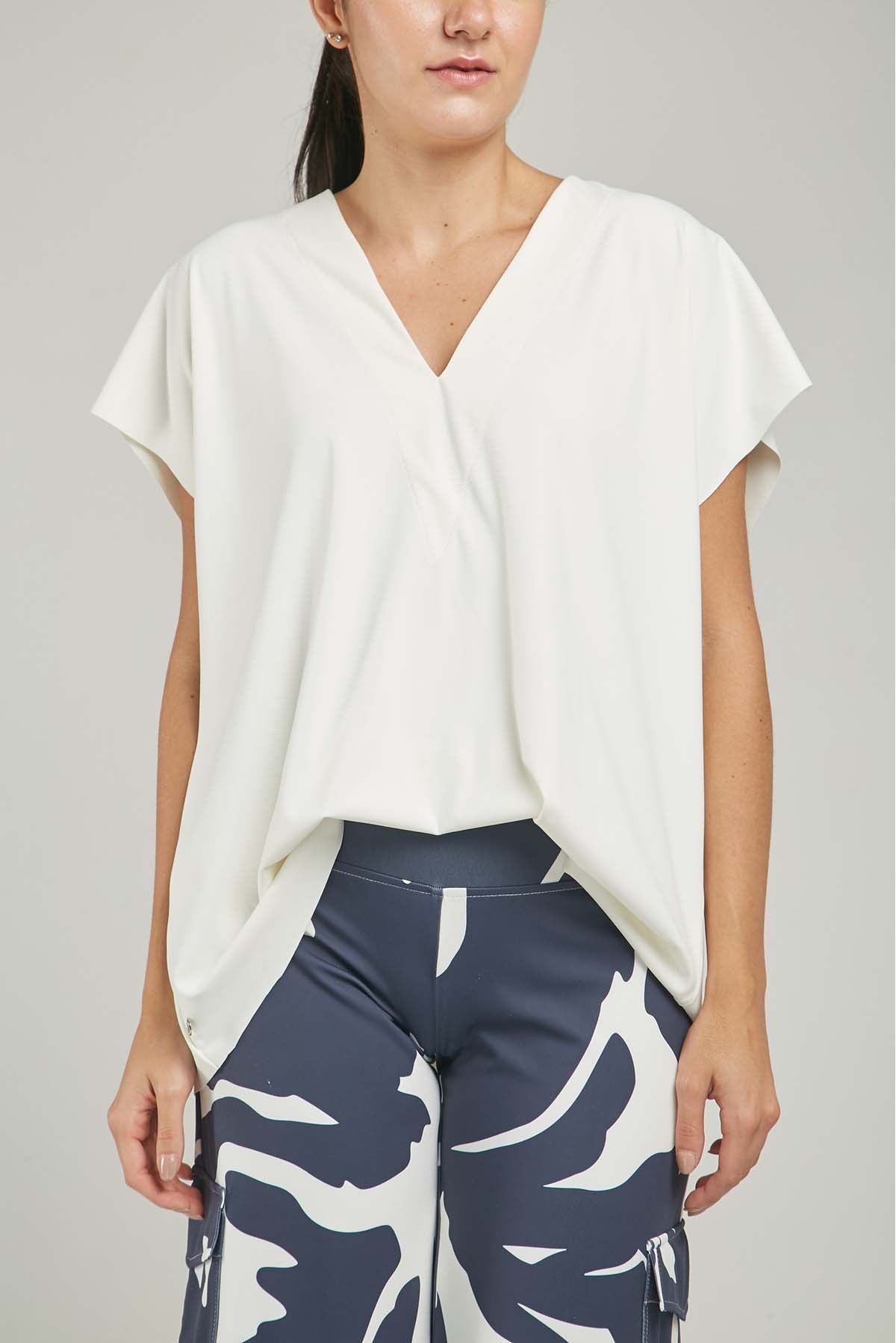 CAMISETA TIPO CAPA MANGA RODADA CUELLO V