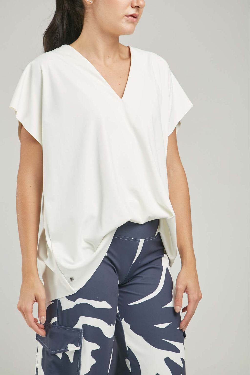 CAMISETA TIPO CAPA MANGA RODADA CUELLO V