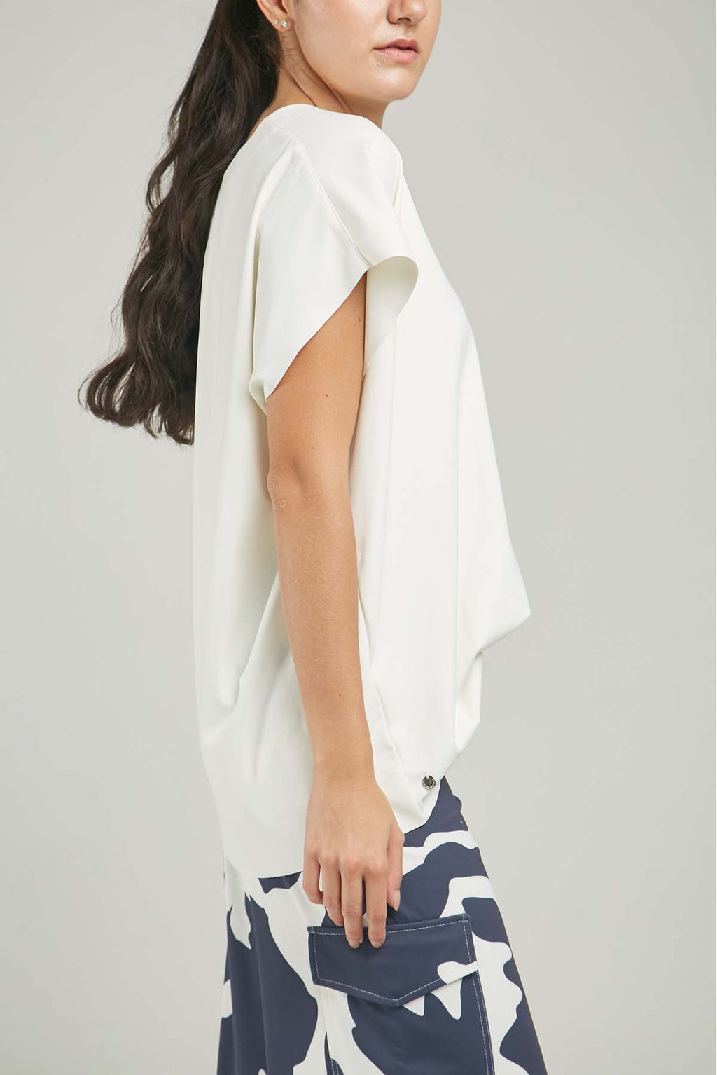 CAMISETA TIPO CAPA MANGA RODADA CUELLO V