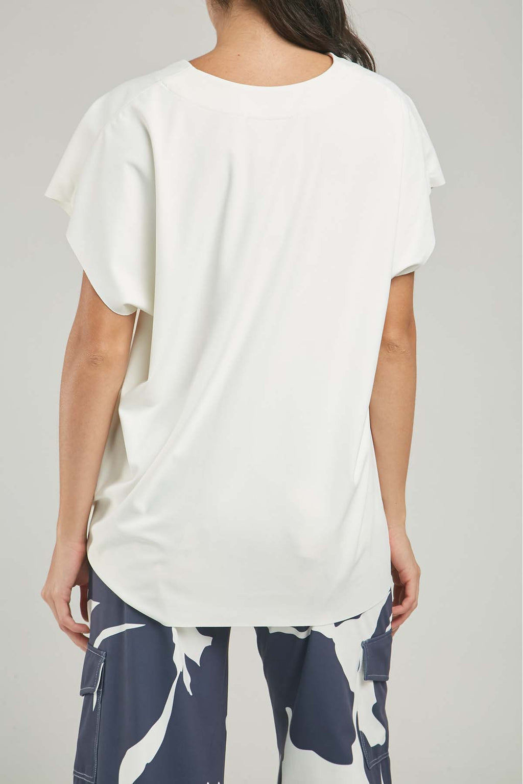 CAMISETA TIPO CAPA MANGA RODADA CUELLO V