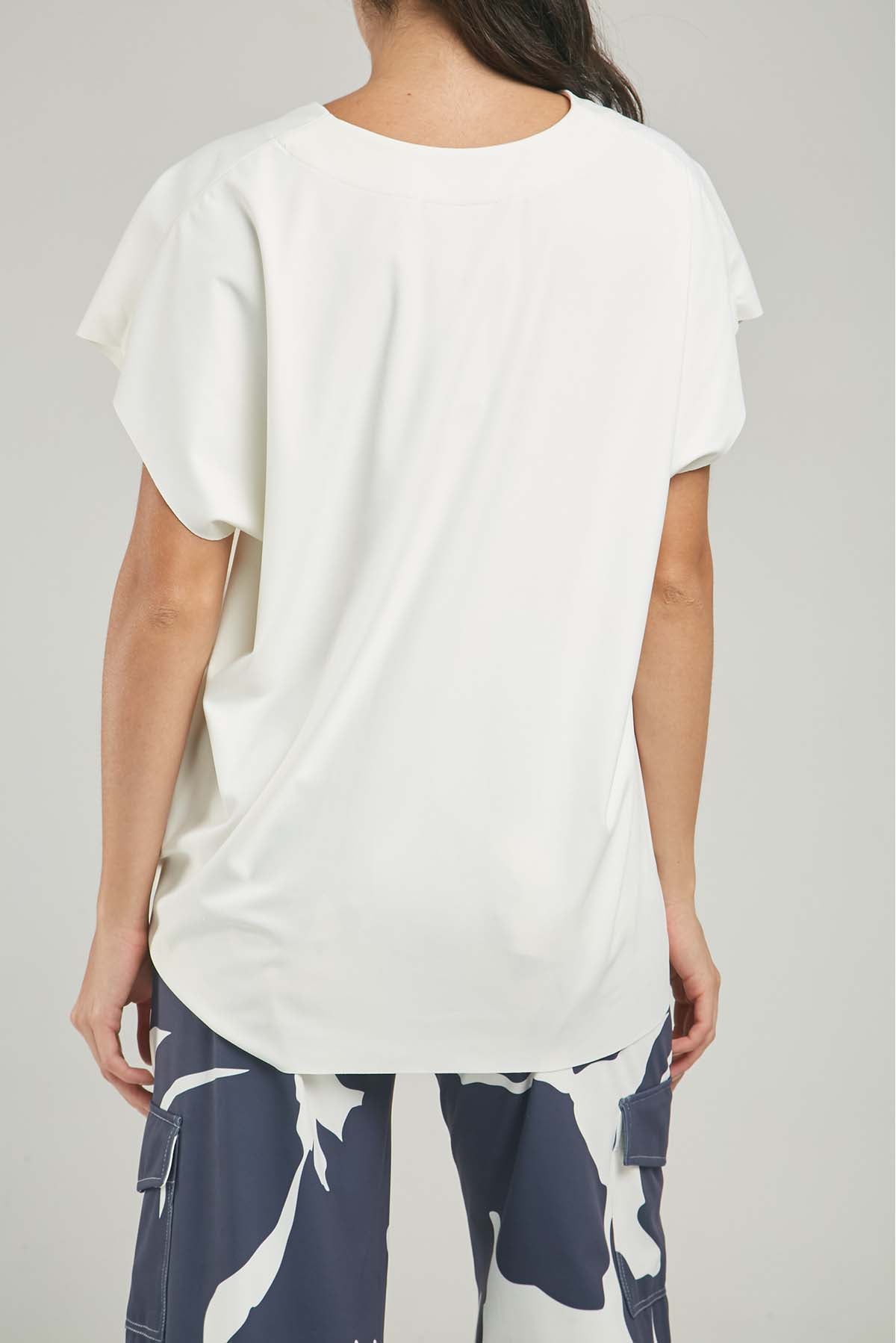 CAMISETA TIPO CAPA MANGA RODADA CUELLO V