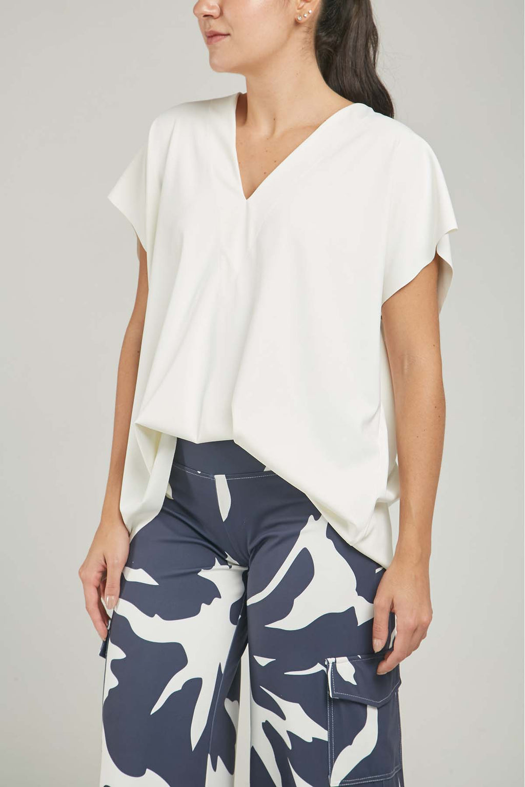 CAMISETA TIPO CAPA MANGA RODADA CUELLO V