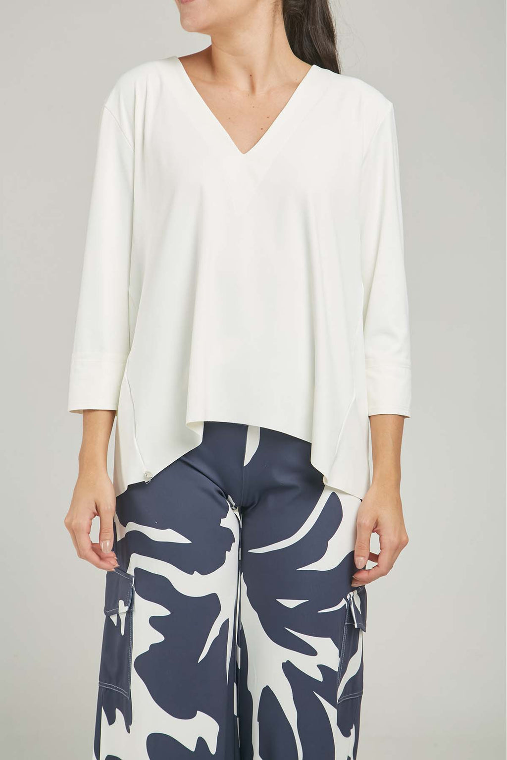 CAMISETA PUÑO CORTE LASER CUELLO V SIN RUEDO