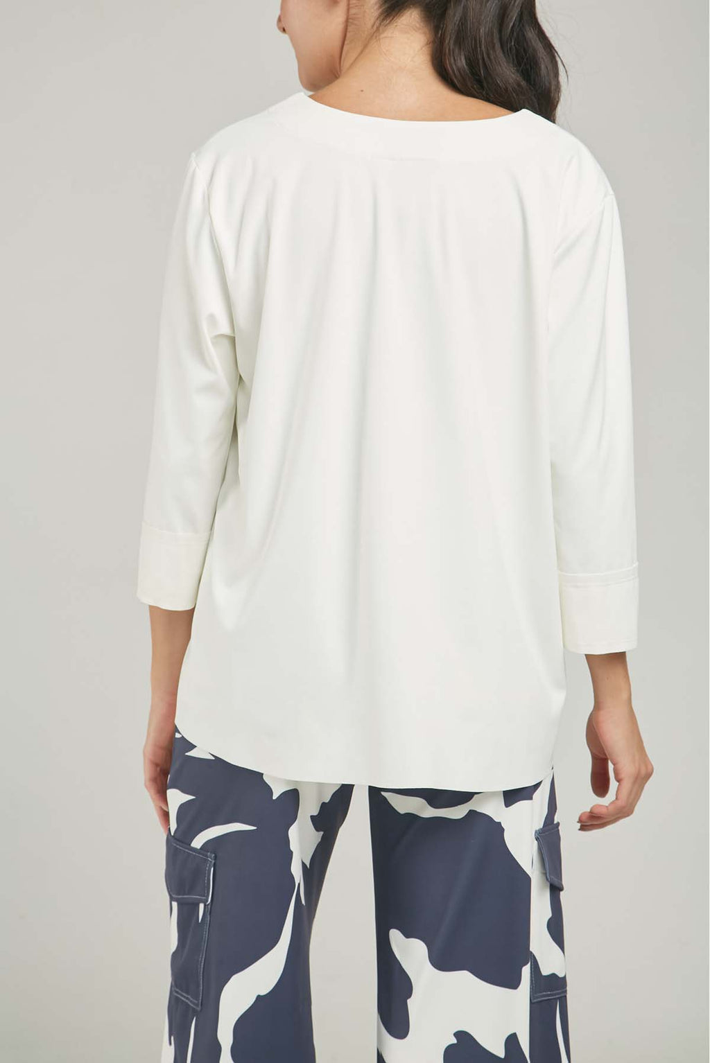 CAMISETA PUÑO CORTE LASER CUELLO V SIN RUEDO