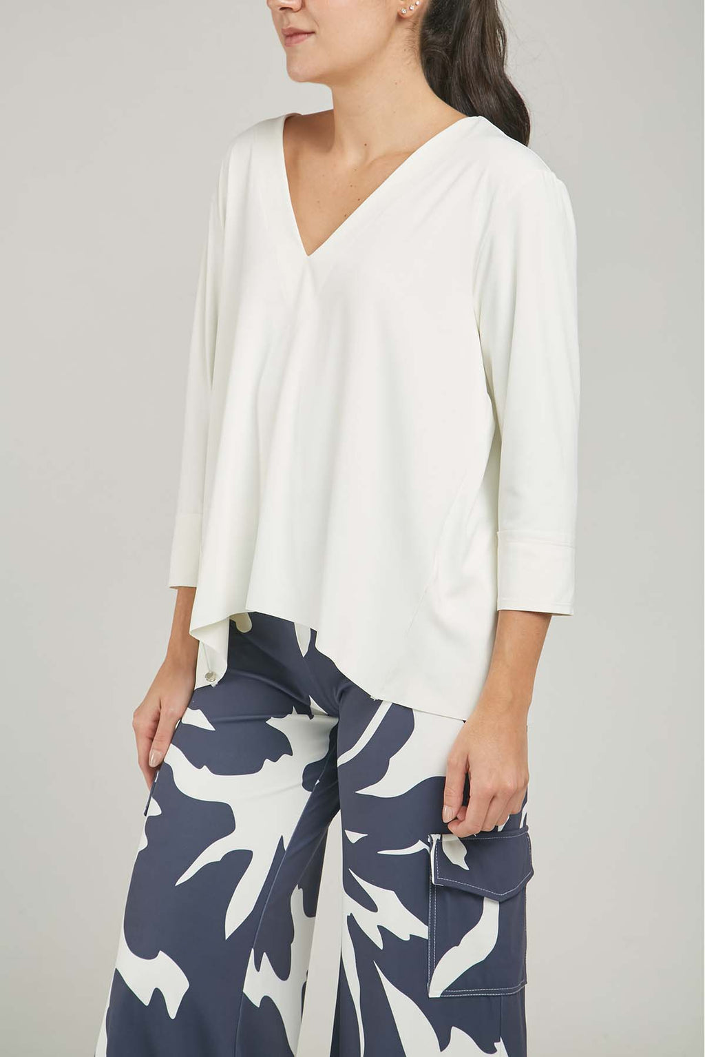 CAMISETA PUÑO CORTE LASER CUELLO V SIN RUEDO