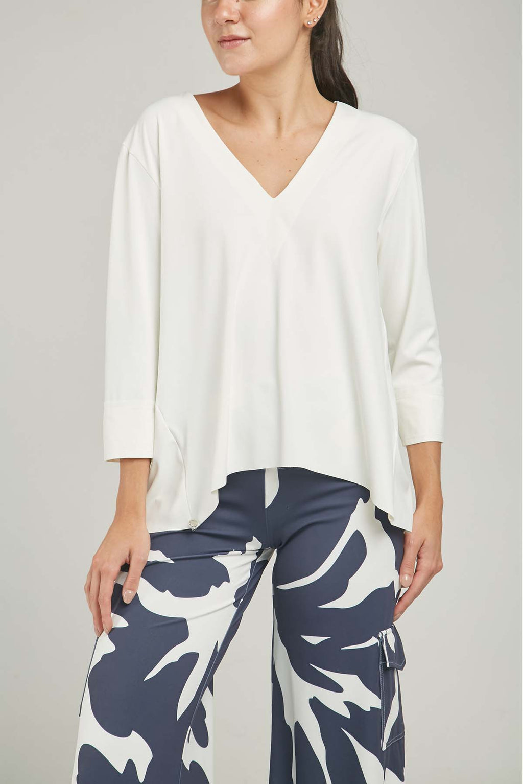 CAMISETA PUÑO CORTE LASER CUELLO V SIN RUEDO