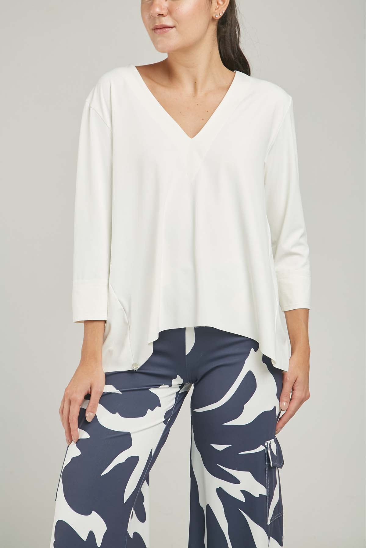 CAMISETA PUÑO CORTE LASER CUELLO V SIN RUEDO