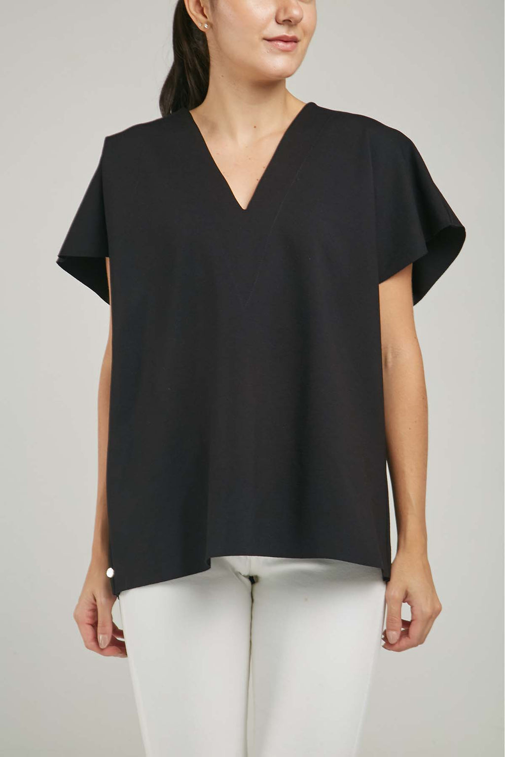 CAMISETA TIPO CAPA MANGA RODADA CUELLO V