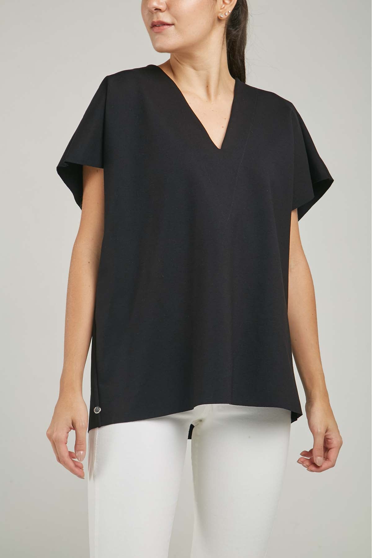 CAMISETA TIPO CAPA MANGA RODADA CUELLO V