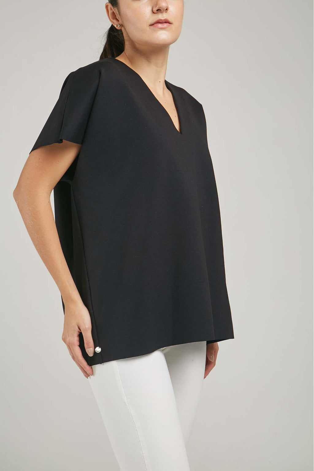 CAMISETA TIPO CAPA MANGA RODADA CUELLO V