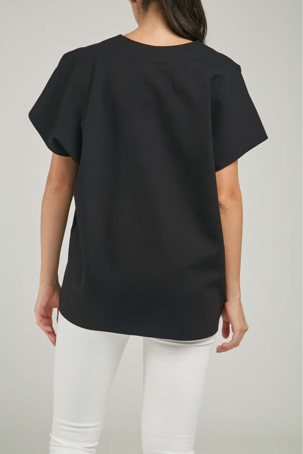 CAMISETA TIPO CAPA MANGA RODADA CUELLO V