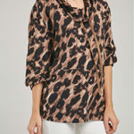 BLUSA ANIMAL PRINT CUELLO DRAPEADO JARETA RESORTE PUÑO