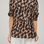 BLUSA ANIMAL PRINT CUELLO DRAPEADO JARETA RESORTE PUÑO