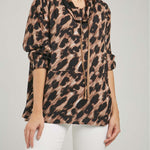 BLUSA ANIMAL PRINT CUELLO DRAPEADO JARETA RESORTE PUÑO
