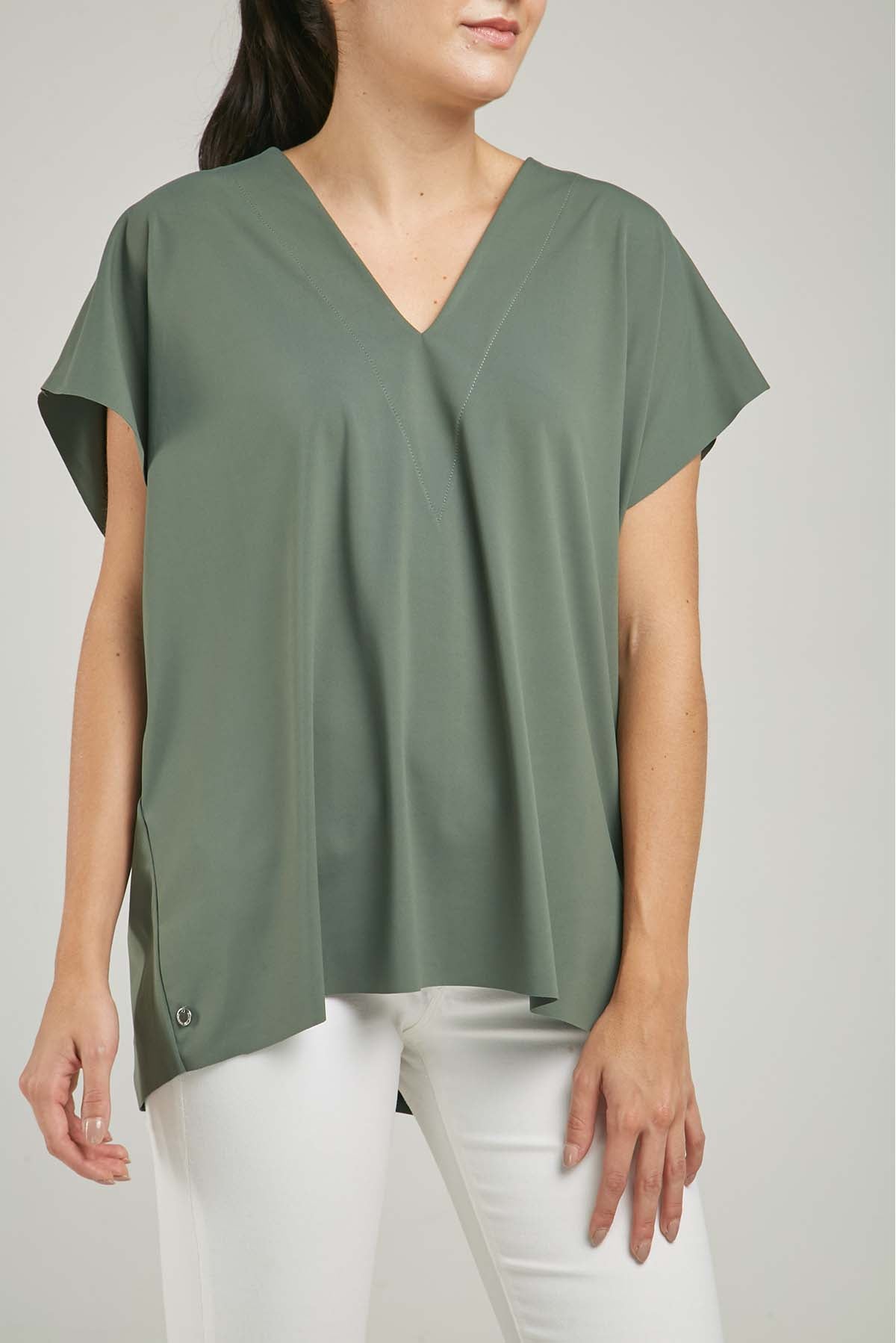 CAMISETA SIN RUEDO MANGA RODADA CUELLO V