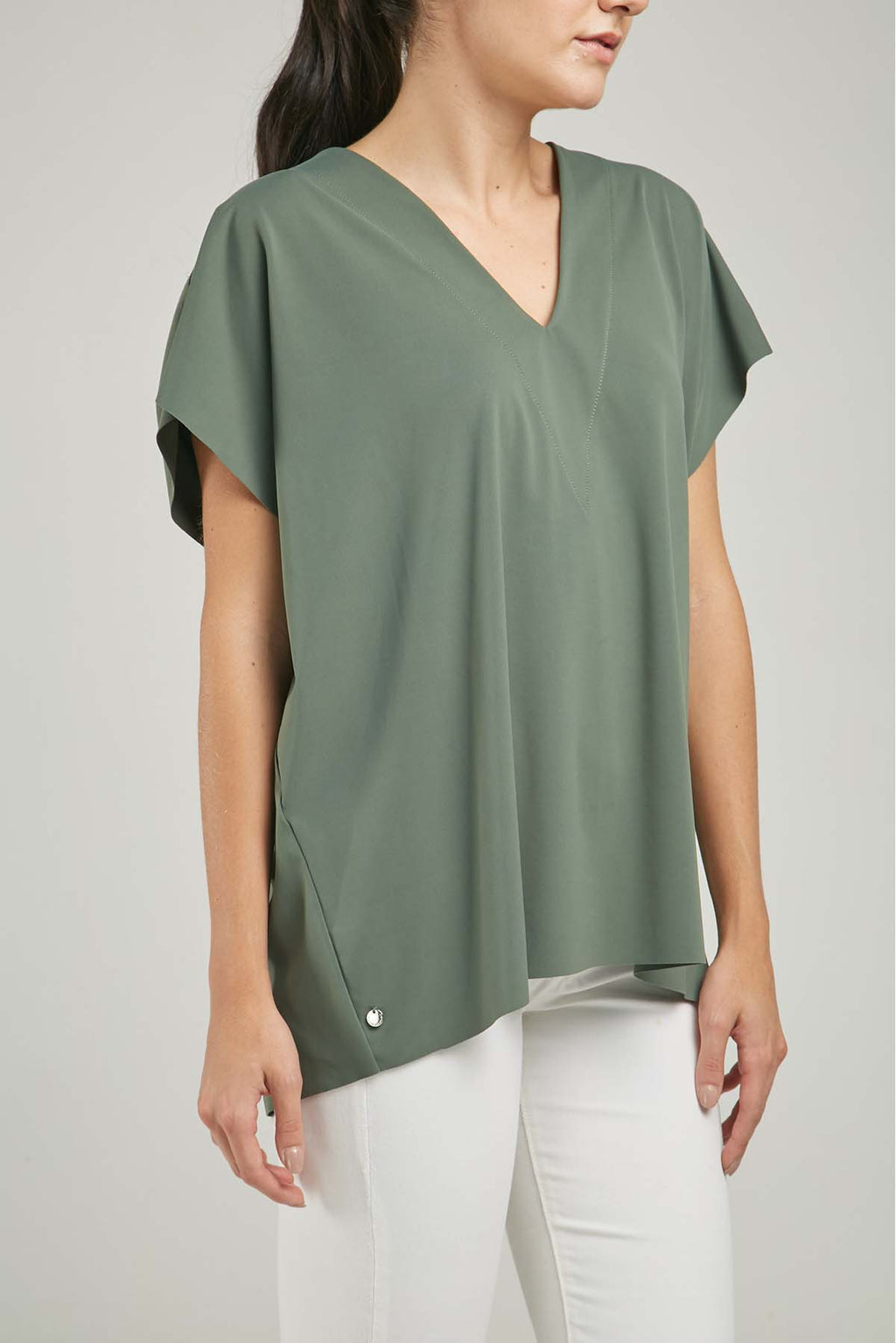 CAMISETA SIN RUEDO MANGA RODADA CUELLO V